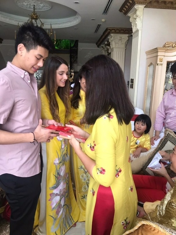Phong tục trao phong bao lì xì cho nhau dịp đầu năm mới của Shbet111 slot, casino, thể thao, xổ số nhà chồng Tăng Thanh Hà.