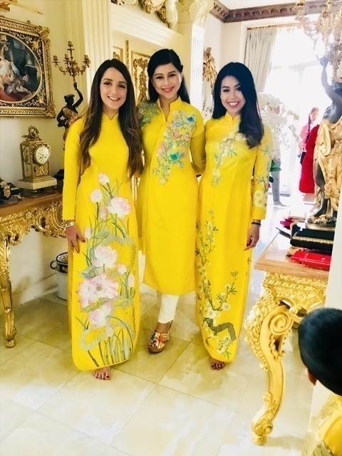 Bà Lê Hồng Thủy Tiên  và cô con gái Thảo Tiên  rực rỡ đón Xuân