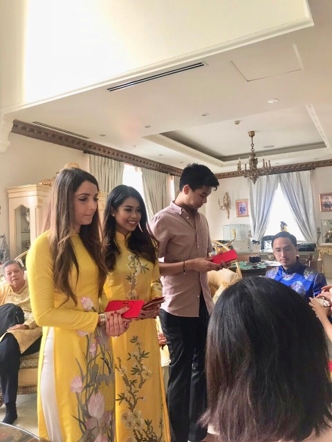 Thảo Tiên và Hiếu Nguyễn là 2 người em chồng của Tăng Thanh Hà. Thảo Tiên  chọn cho mình chiếc áo dài chuẩn classic, và Hiếu Nguyễn lại chọn cho mình sơ mi đơn giản nhưng cả hai đều tạo ấn tượng, đẹp mắt không kém mặc đồ hiệu khi lễ phép mừng tuổi bố mẹ theo đúng truyền thống lễ giáo trong ngày đầu năm mới.