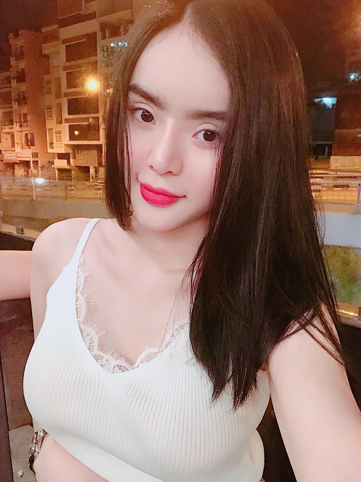 Phong cách đời thường của em gái Angela Phương Trinh cũng luôn đóng khung trong những bộ cánh bốc lửa với tâm điểm là vòng 1.