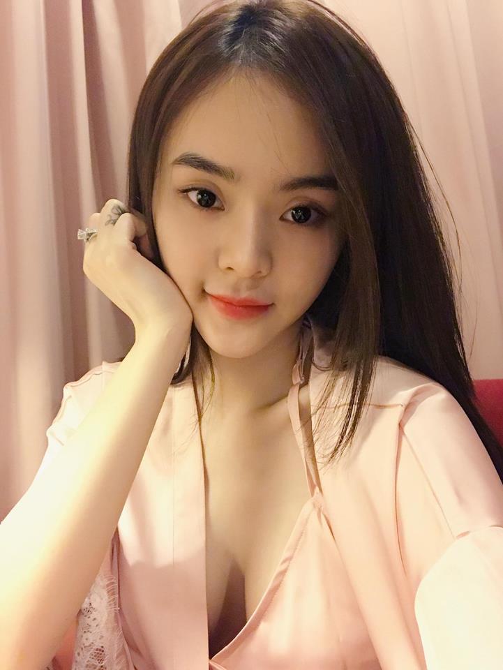 Dù không được đánh giá ở sắc vóc nhưng em gái Angela Phương Trinh từng gây ấn tượng ở sự giản dị, thân thiện và đáng yêu. Tuy nhiên, từ 3 năm đổ lại đây, những hình ảnh về phong cách thời trang của Phương Trang hẳn khiến nhiều người bất ngờ.