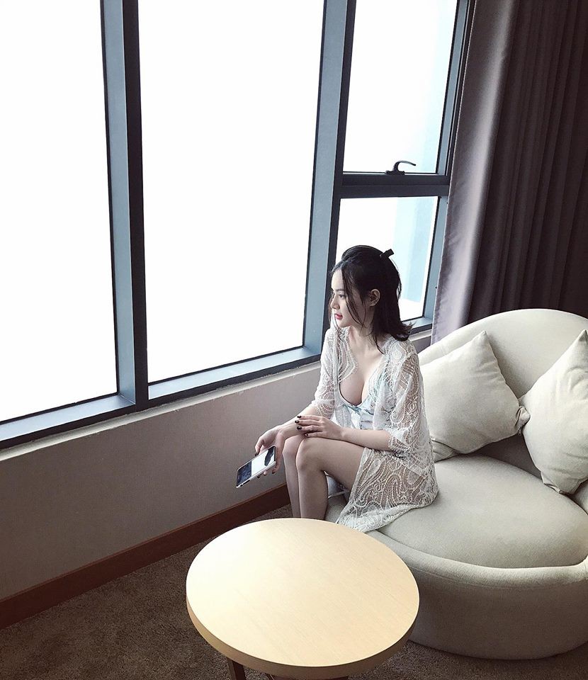 Có thể thấy, so về nhan sắc và độ hở bạo, Phương Trang không hề thua kém chị gái Angela Phương Trinh.