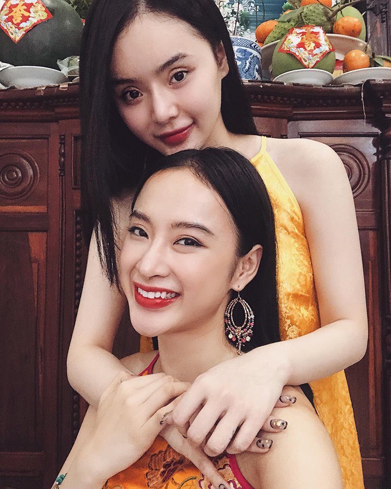 Nhiều người đã vô cùng ngỡ ngàng với sự lột xác của em gái Angela Phương Trinh. Kém chị gái mình 1 tuổi, nhưng cũng giống như Angela Phương Trinh, cô em gái Phương Trang trông đã chững chạc hơn độ tuổi thật.