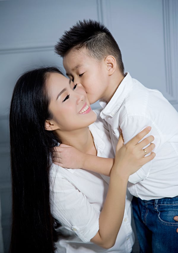 Lê Phương cùng chồng trẻ Trung Kiên có Shbet16 chơi game trực tuyến vô cùng hạnh phúc khiến bao người ngưỡng mộ. Tuy nhiên, trước khi đến với Trung Kiên, Lê Phương từng có một con trai riêng, chính vì thế, nhiều người cho rằng Lê Phương 'bỏ bê' con trai mà chỉ tập trung vào Shbet16 chơi game trực tuyến riêng của mình.  Mới đây, Lê Phương đã có những trải lòng về Shbet16 chơi game trực tuyến hôn nhân với chồng trẻ và chuyện bỏ bê con trai.  Nói về chuyện không đưa con lên Sài Gòn sinh sống cùng vợ chồng, Lê Phương tâm sự: 