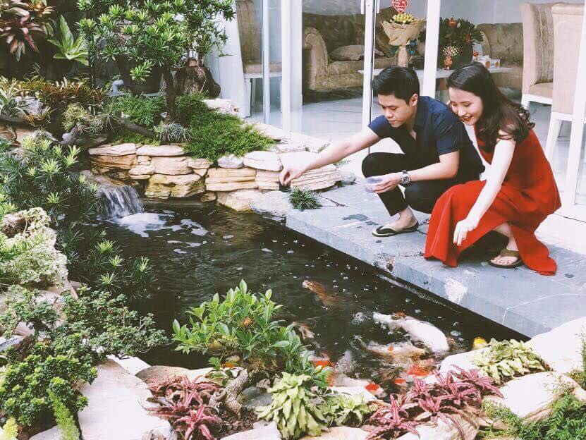 Thiếu gia Phan Thành từng biết đến mối tình với hotgirl Midu. Tuy nhiên, hiện tại Phan Thành đang hạnh phúc bên hotgirl Trương Minh Xuân Thảo.  Mới đây, Trương Minh Xuân Thảo chia sẻ bí quyết để giữ được mối quan hệ bền lâu: 