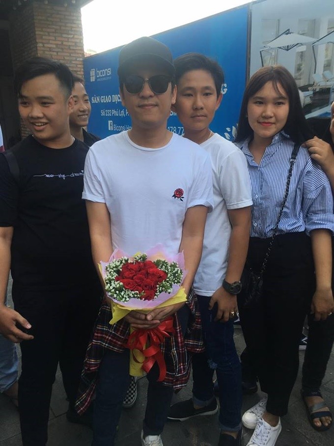 Trường Giang vui vẻ giao lưu cùng fans khi đi xem phim chung với Nhã Phương