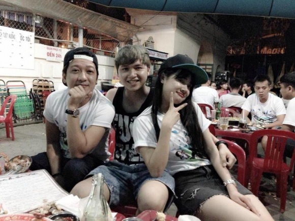 Em trai Nhã Phương vui vẻ chụp hình đi ăn cùng chị gái và Trường Giang.