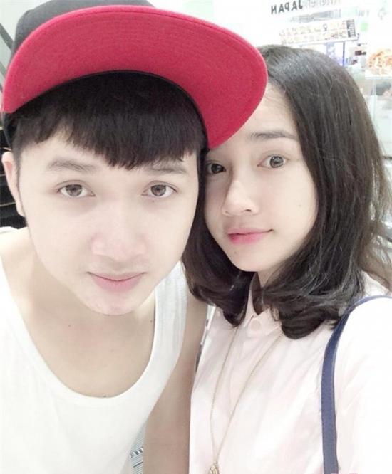 Hai gương mặt hao hao nhau của Nhã Phương cùng cậu em trai út