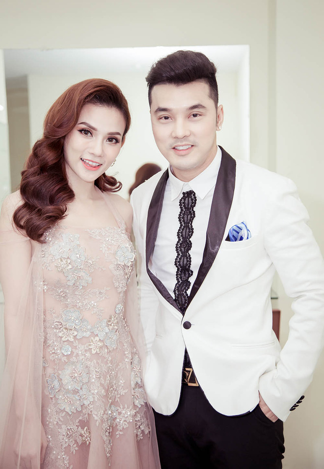 Mới đây, Thu Thủy trẻ trung đi dự họp báo của Ưng Hoàng Phúc tại TP HCM. Nữ ca sĩ đầy năng lượng để chuẩn bị cho một năm với nhiều kế hoạch. Và Thu Thủy sẽ là khách mời trong liveshow kỷ niệm 18 năm ca hát của Ưng Hoàng Phúc sắp tới. Nói về lý do mời Thu Thủy, Ưng Hoàng Phúc chia sẻ: 'Cô ấy là người tôi có tình cảm. Ngoài Thu Thủy, trong show này tôi còn mời thành viên khác của nhóm H.A.T là Phạm Quỳnh Anh tham gia'.  Năm 2003, khi cùng là ca sĩ độc quyền chung một công ty, Thu Thủy và Ưng Hoàng Phúc từng có bản hit song ca 'Mỗi người một nơi' đình đám. Mới đây, họ cũng có sự tái hợp trong ca khúc mới mang tên 'Bắt đầu một kết thúc'.  Dù là cặp đôi khá thân thiết nhưng lại không hề nảy sinh tình cảm, Thu Thủ từng thú nhận ngay từ đầu cô xác định không yêu người trong nghề bởi định kiến nghệ sĩ không chung thuỷ, đa tình.  