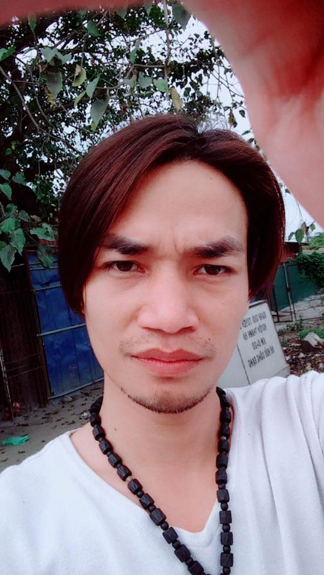 Lệ Rơi nổi lên trên mạng không phải là người điển trai hay có giọng hát hay mà giọng hát của anh như đúng cái tên khiến người khác 'rơi nước mắt'. Dù không có tài năng gì nhưng từ đó, Lệ Rơi luôn được quan tâm.
