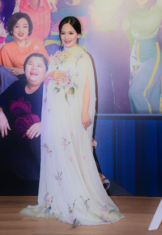 Lan Phương thướt tha xinh đẹp trong chiếc váy trắng in hoa mềm rũ và giữ được vẻ rạng rỡ dù đang ở tháng thứ 6 của thai kỳ. 