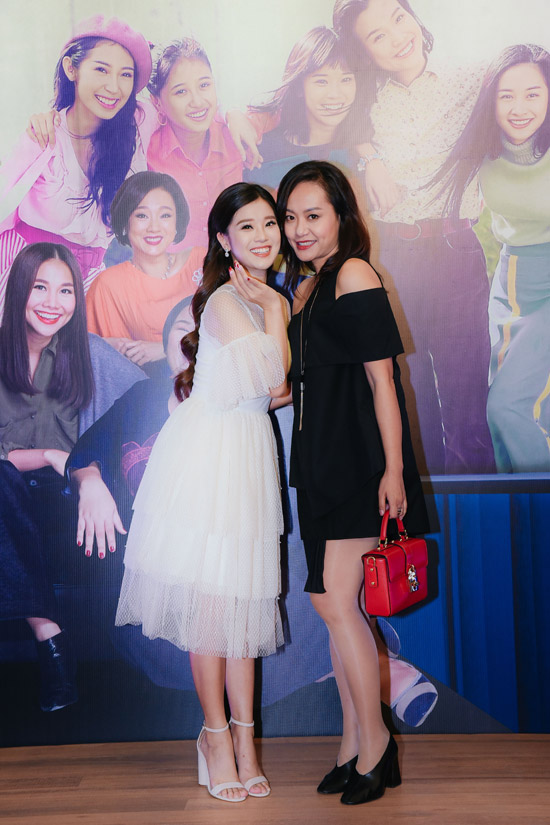 Hoàng Yến Chibi diện đầm trắng tinh khôi bên diễn viên Hồng Ánh.