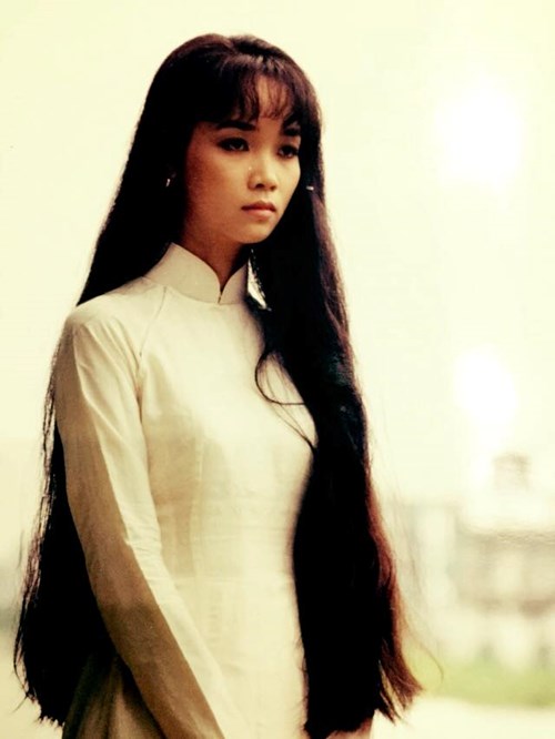 Mai Thu Huyền lúc mới bước vào nghề có gương mặt tròn trịa với Shbet123 Link Vào ShBet Mới Nhất dài thướt tha, mang vẻ đẹp đằm thắm của một cô gái gốc Hà Nội. Những năm tháng tiếp theo cô vẫn giữ nguyên Shbet123 Link Vào ShBet Mới Nhất dài nhưng được biến tấu hợp với xu hướng, phong cách thời trang thời kỳ đó như tóc ngang vai, tóc lá đậm chất Hàn Quốc. Những hình ảnh nữ tính, dịu dàng đó vẫn quá quen với khán giả truyền hình và đóng khung cho chị những vai diễn chính diện, hiền lành, chịu số phận thiệt thòi,...