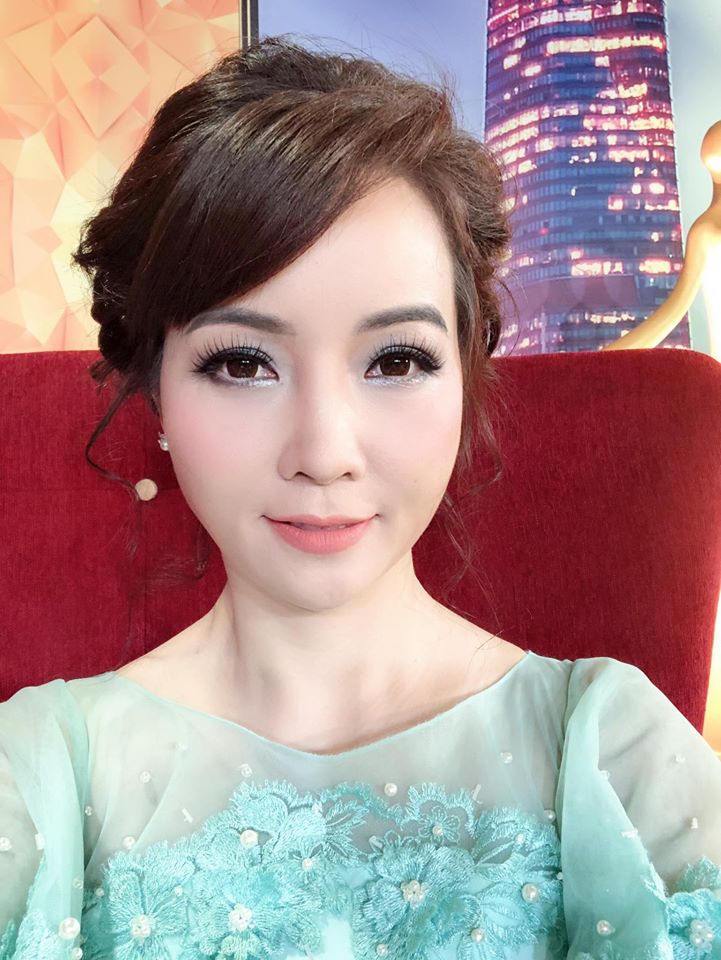 Thời gian gần đây, Mai Thu Huyền thường xuyên khiến khán giả bất ngờ khi chia sẻ những bức ảnh chụp gương mặt khác lạ. Không chỉ đôi mắt, nụ cười mà gần như cả khuôn mặt của cô đều trở nên hoàn hảo đến khó tin.