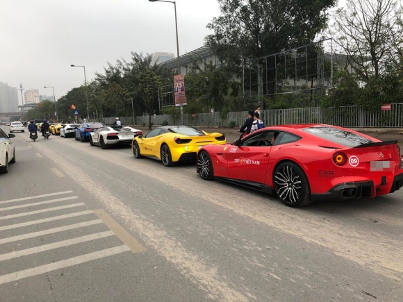 Dàn siêu xe di chuyển lên Lào Cai.