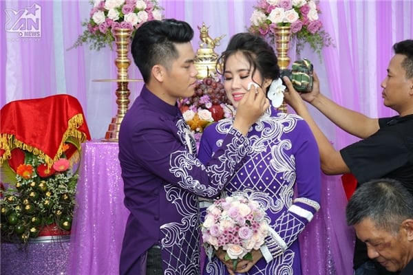 Cử chỉ ân cần mà Trung Kiên dành cho Lê Phương.