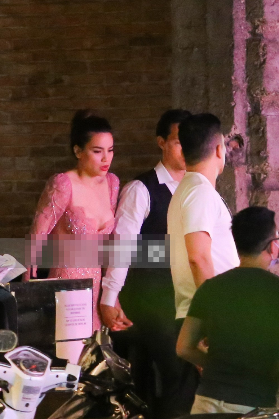 Hồ Ngọc Hà và Kim Lý nắm tay thân mật cùng nhau trong lúc nửa đêm.