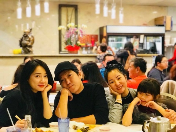 Trường Giang tới Mỹ để chuẩn bị cho tour diễn đầu năm kéo dài khoảng hai tuần. Bạn bè hai nghệ sĩ cho hay Nhã Phương không tham gia diễn chung nhưng vẫn thu xếp lịch trình để tới Mỹ ủng hộ bạn trai.  Ngoài việc ở nhà của vợ chồng ca sĩ Hồng Ngọc, mới đây Trường Giang còn mời mẹ con Thúy Nga đi ăn. Diễn viên hài Thúy Nga chia sẻ: 
