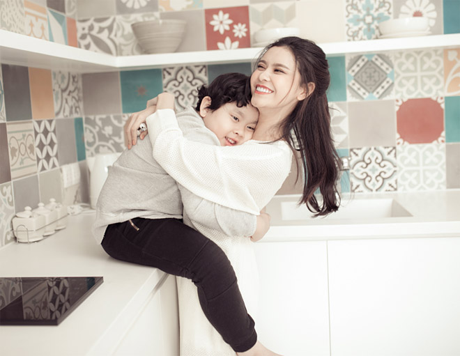 Tuy nhiên, khi xem nhưng bức hình này, Trương Quỳnh Anh chỉ xuất hiện bên con trai. Còn Tim lại không có trong hình. Nếu muốn ghi lại kỉ niệm niềm hạnh phúc bên con trai thì đó phải là một Shbet111 slot, casino, thể thao, xổ số trọn vẹn, có Tim bên cạnh chứ không phải chỉ hai mẹ con.