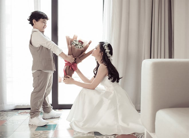 Giờ đây, con trai chính là chỗ dựa của Trương Quỳnh Anh. Cậu nhóc tặng hoa cho mẹ nhân ngày mùng 8/3. Còn món quà của Tim đâu?