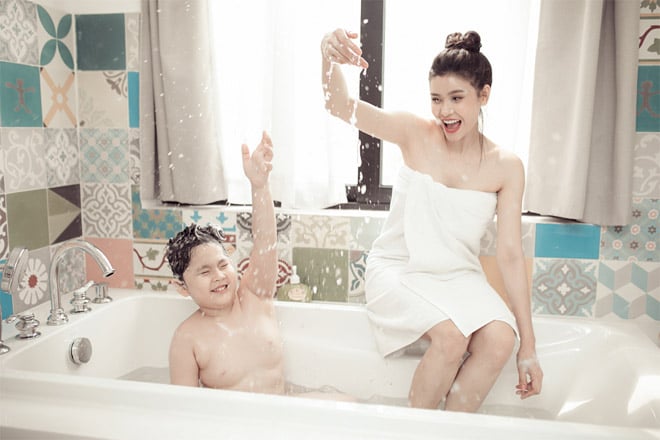 Trương Quỳnh Anh quấn khăn tắm khoe bờ vai trắng nõn, tự tay gội đầu, tắm rửa cho cậu quý tử trong lúc Tim vắng nhà.   