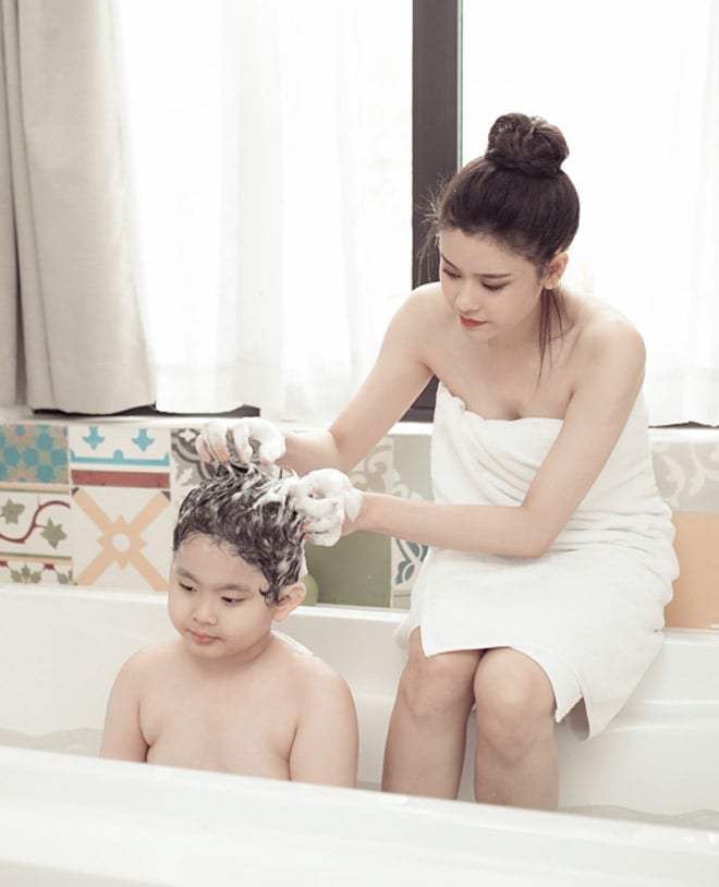 Mới đây, Trương Quỳnh Anh đã thực hiện một bộ ảnh đặc biệt bên con trai tại nhà riêng của cả hai. Hai mẹ con diễn xuất rất tự nhiên trước ống kính khi quấn quýt bên nhau chơi đùa, cùng tắm, cùng làm bếp...