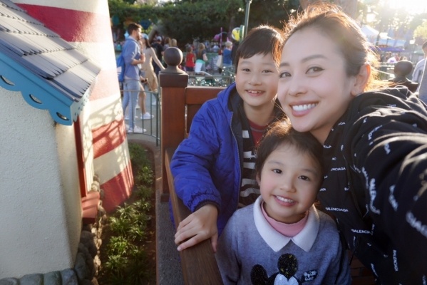 Những người con của Jennifer Phạm cùng mẹ khác cha nhưng lại khá thân thiết, yêu thương nhau.