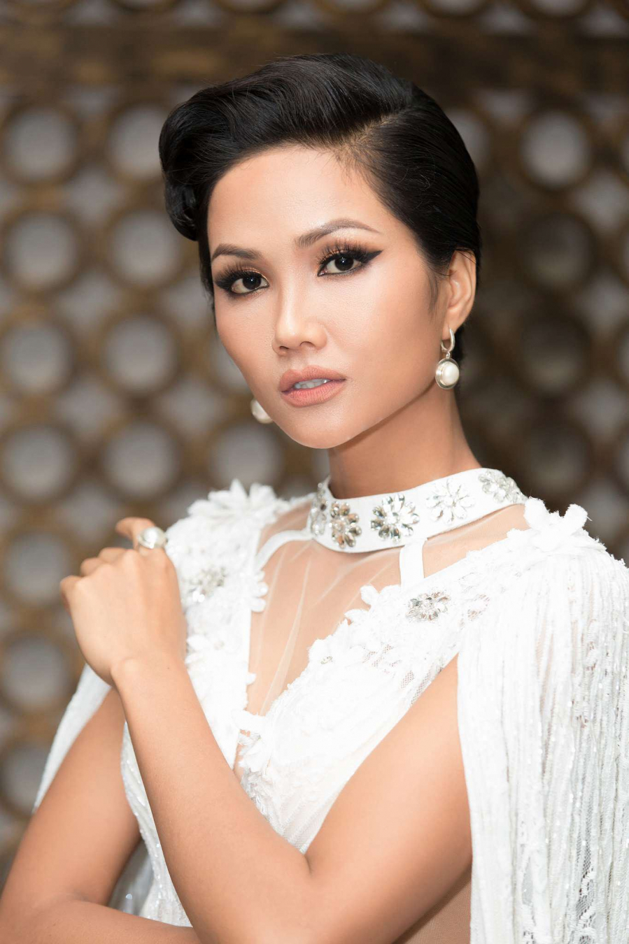 Hen thường xuyên chọn Shbet999 com đăng nhập màu trắng để mặc đi sự kiện vì đây là màu cô yêu thích, giúp cô thấy tự tin và làm nổi bật Mừng SHBET phiên bản mới 2025 nâu đặc trưng.