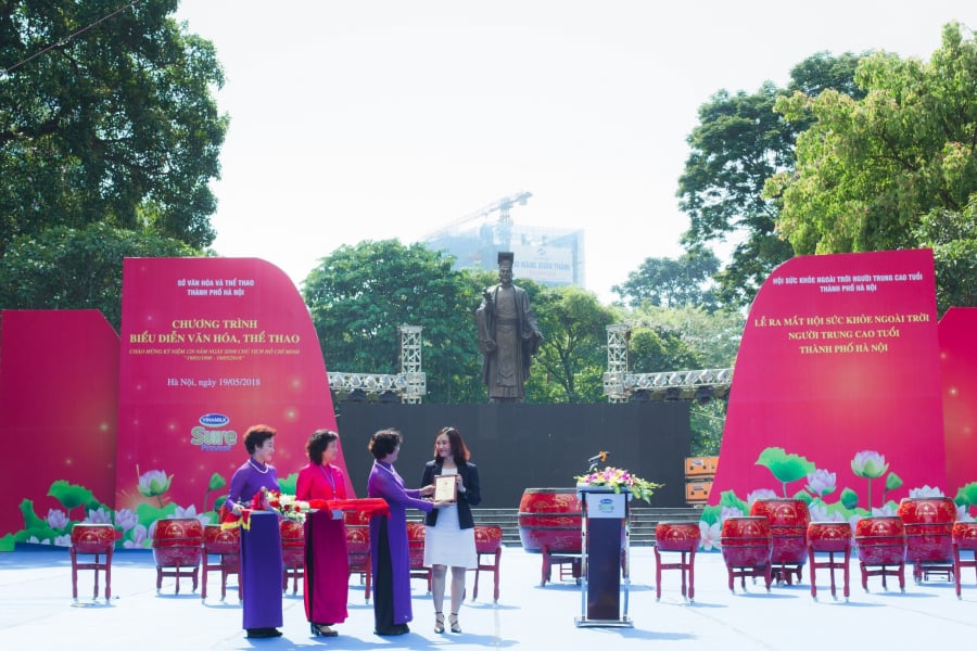 Bà Nguyễn Thị Kim Phượng – Giám đốc Marketing ngành hàng Sữa Bột Vinamilk nhận kỷ niệm chương Thành viên danh dự của Hội Sức Khỏe Ngoài Trời Người Trung Cao Tuổi TP. Hà Nội