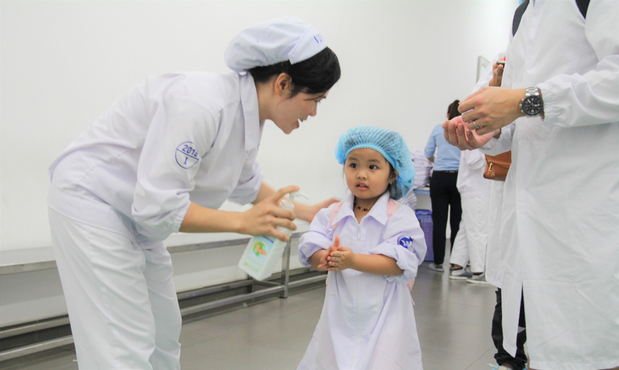 Trước khi vào tham quan, các bạn nhỏ được các cô chú nhân viên tại nhà máy hướng dẫn về cách di chuyển trong nhà máy, mặc Shbet999 com đăng nhập bảo hộ và rửa tay đúng theo quy định của nhà máy