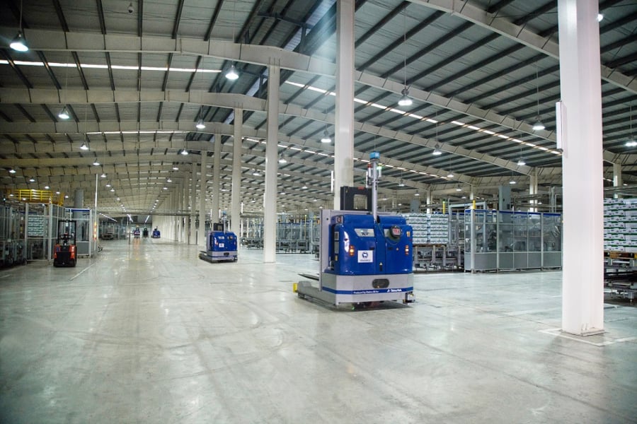 Các “bạn robot” của nhà máy có lẽ là điều kiến nhiều bé tò mò nhất