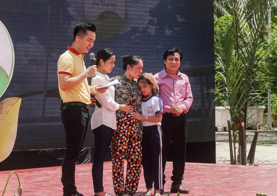 Ông Trần Hữu Phương - Giám đốc Chi nhánh Vinamilk tại Cần Thơ chia sẻ về sự hỗ trợ của Vinamilk dành cho Shbet111 slot, casino, thể thao, xổ số bé Hoàng Thị Hồng Ngọc, là đối tượng thụ hưởng của Quỹ sữa Vươn cao Việt Nam