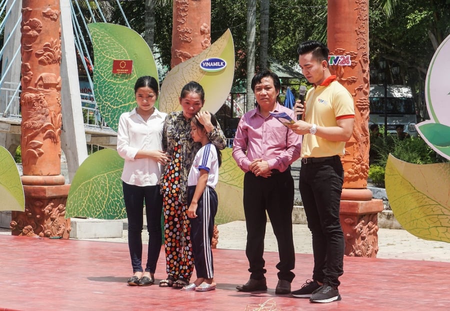 Ông Trần Hữu Phương – Giám đốc Chi nhánh Vinamilk tại Cần Thơ chia sẻ về sự hỗ trợ của Vinamilk dành cho Shbet111 slot, casino, thể thao, xổ số bé Hoàng Thị Hồng Ngọc, là đối tượng thụ hưởng của Quỹ sữa Vươn cao Việt Nam