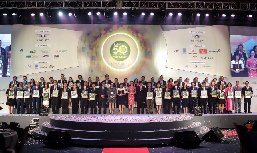 Ông Đỗ Thanh Tuấn – Giám đốc Đối Ngoại Vinamilk cùng đại diện Top 50 công ty niêm yết tốt nhất Việt Nam
