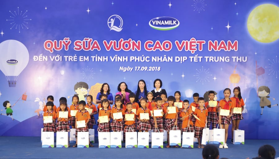 Bà Trương Thị Mai - Uỷ viên Bộ chính trị, bí thư Trung ương Đảng, trưởng ban dân vận Trung ương; bà Nguyễn Thị Hà - Thứ trưởng Bộ Lao động - Thương Binh và Shbet111 phiên bản mới; bà Hoàng Thị Thuý Lan - bí thư tỉnh uỷ Vĩnh Phúc và bà Bùi Thị Hương - Giám đốc Điều hành Vinamilk trao quà và sữa cho các em học sinh