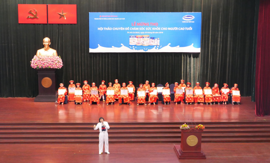 Nghệ sỹ ưu tú Minh Vương biểu diễn trên sân khấu