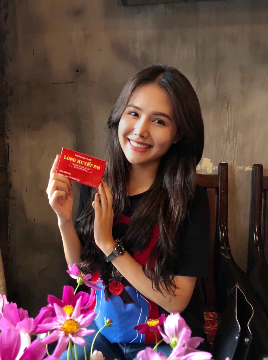 Phanh Lee và “bí quyết” giúp cô đẹp bất chấp hoàn cảnh. Thuốc thảo dược luôn có trong túi xách của Phanh Lee để phòng các trường hợp bầm tím, sưng nề, trầy xước hay làm lành nhanh các vết thương, vết Shbet888 tiền thưởng cực khủng.