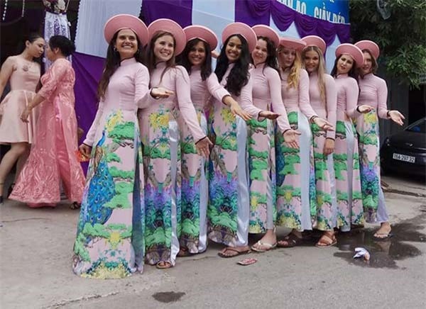 dan-be-trap-toan-gai-tay-dien-ao-dai-truyen-thong-tuoi-nhu-hoa-nao-loan-hai-phong_1