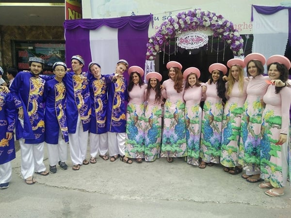 dan-be-trap-toan-gai-tay-dien-ao-dai-truyen-thong-tuoi-nhu-hoa-nao-loan-hai-phong_2