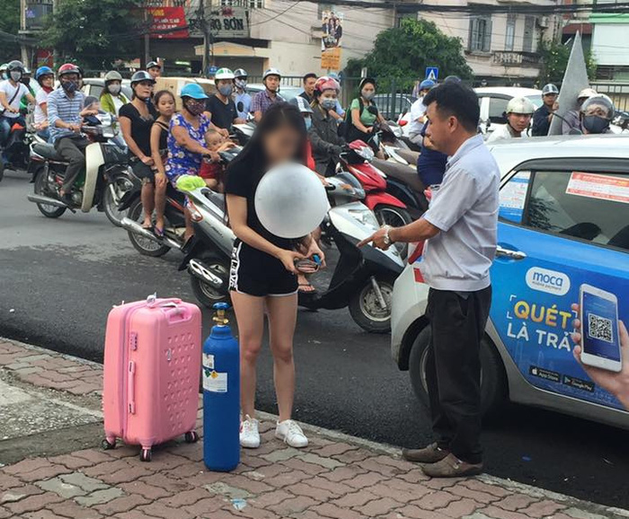 co-gai-xinh-dep-keo-theo-binh-khi-cuoi-giua-duong-quyt-tien-taxi