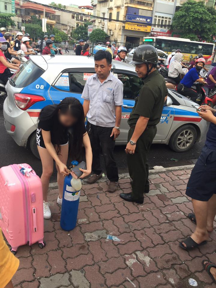 co-gai-xinh-dep-keo-theo-binh-khi-cuoi-giua-duong-quyt-tien-taxi2