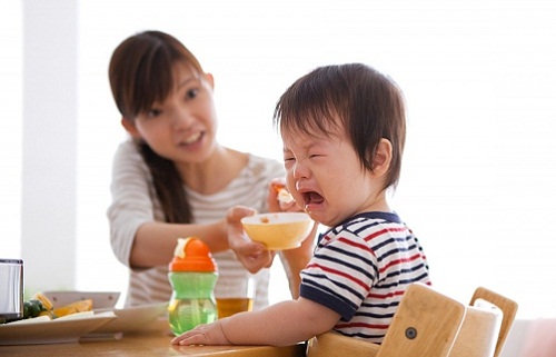 -ep-an-la-cach-de-nhat-me-khien-con-kem-thong-minh-cham-chap-