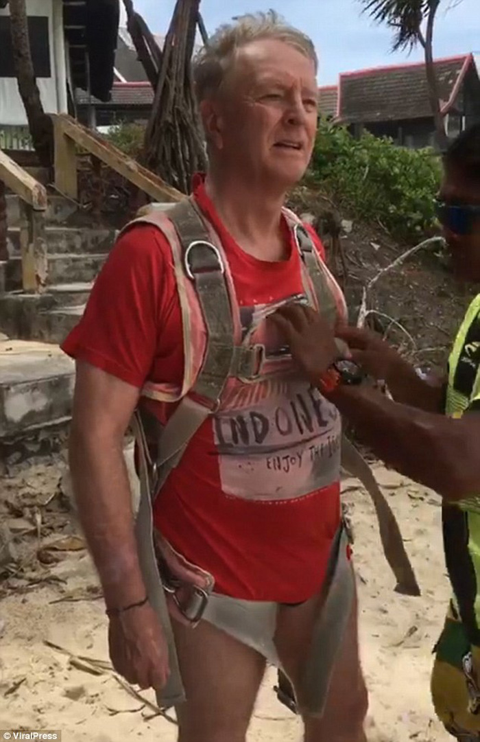 424094d700000578-4689660-emergency-services-rushed-mr-hussey-to-the-patong-hospital-but-h-m-7-1499908544731-1499912611854