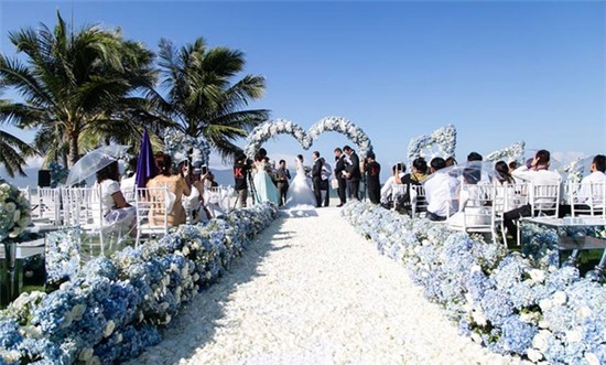 dam-cuoi-xa-hoa-ben-bo-bien-voi-50-khach-moi-co-dau-mac-vay-vera-wang-toan-bo-hoa-cuoi-nhap-khau_1