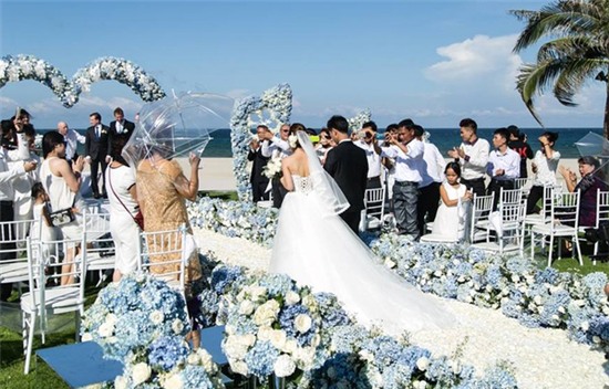 dam-cuoi-xa-hoa-ben-bo-bien-voi-50-khach-moi-co-dau-mac-vay-vera-wang-toan-bo-hoa-cuoi-nhap-khau_14