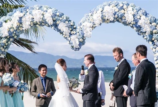 dam-cuoi-xa-hoa-ben-bo-bien-voi-50-khach-moi-co-dau-mac-vay-vera-wang-toan-bo-hoa-cuoi-nhap-khau_16