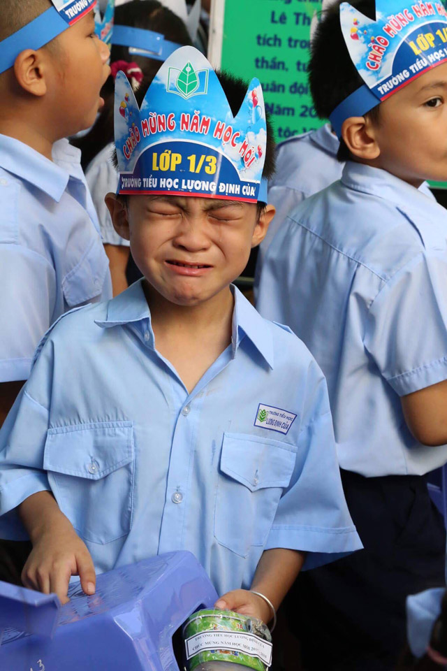 hoc-sinh-lop-1-ngap-ngu-oa-khoc-trong-ngay-khai-giang-21363383_1278572355601804_1032021736_o-1504579847-width640height960