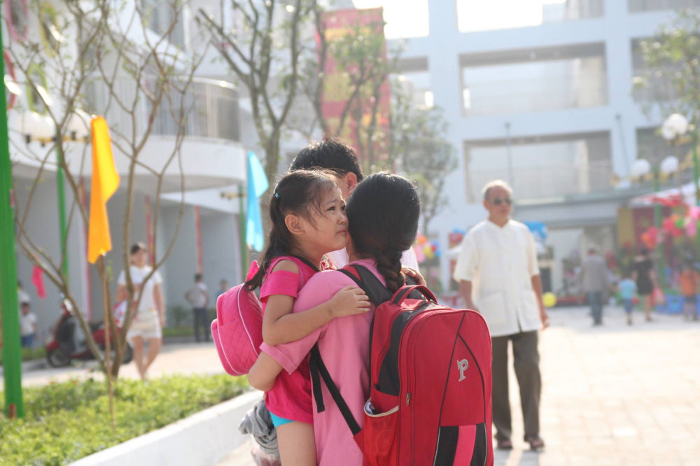 hoc-sinh-lop-1-ngap-ngu-oa-khoc-trong-ngay-khai-giang-21392557_1460770184036347_68868800_o-1504578911-width2048height1365