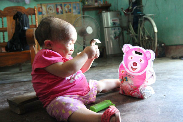 tin-tuc-24h-noi-bat-vo-bao-hanh-con-vi-nghi-lay-7-nghin-dong-chong-phan-ung-kho-hieu-co-gai-9x-mang-hinh-hai-dua-tre-len-2-nuoi-hon-20--1506250039-width640height426