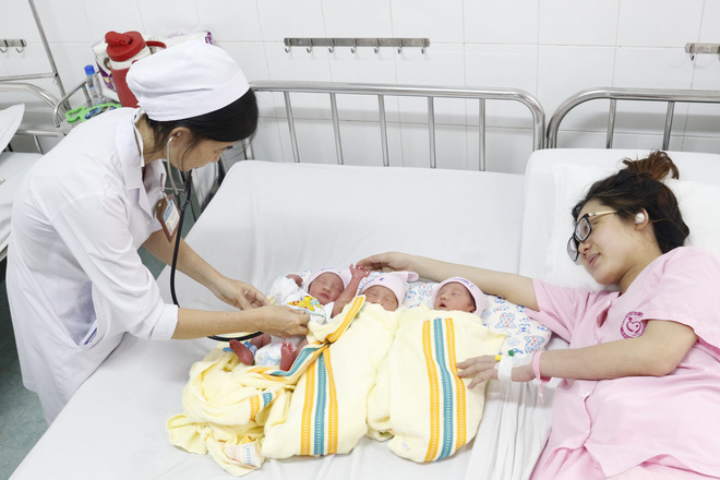 bs-cki-nguyen-thi-ngoc-ha-pho-truong-khoa-so-sinh-benh-vien-phu-san-thanh-pho-can-tho-tham-kham-cho-be-1506591562383